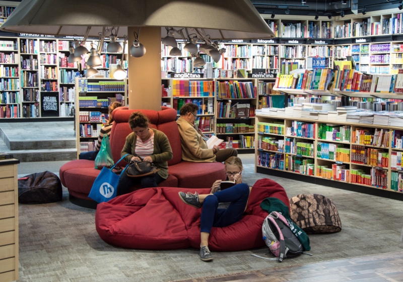 ecommerce-MAZAUGUES-min_books_bookstore_book_reader_readers_reading_shop_sale_books-849006