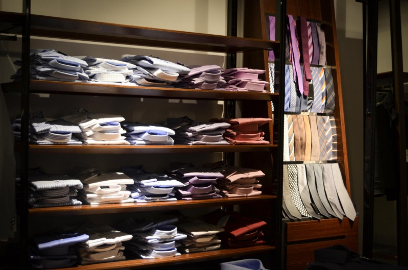 ecommerce-MAZAUGUES-min_shirts_exhibition_shop_shopping_shelf_buy_business_clothing-940715