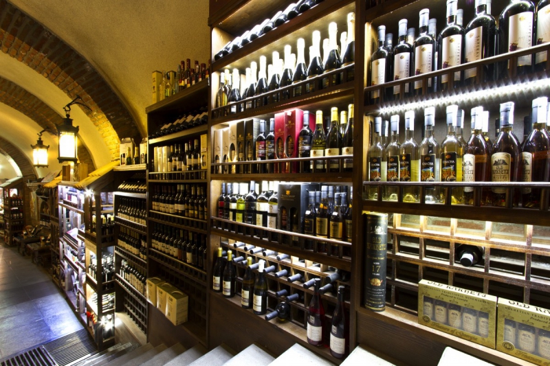 ecommerce-MAZAUGUES-min_world_street_travel_shop_canon_georgia_wine_bottles-429767